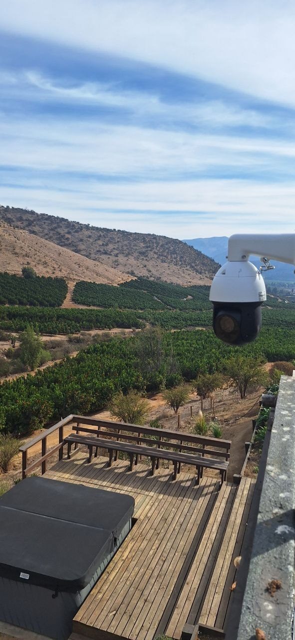 Cámara en terraza con vista al campo