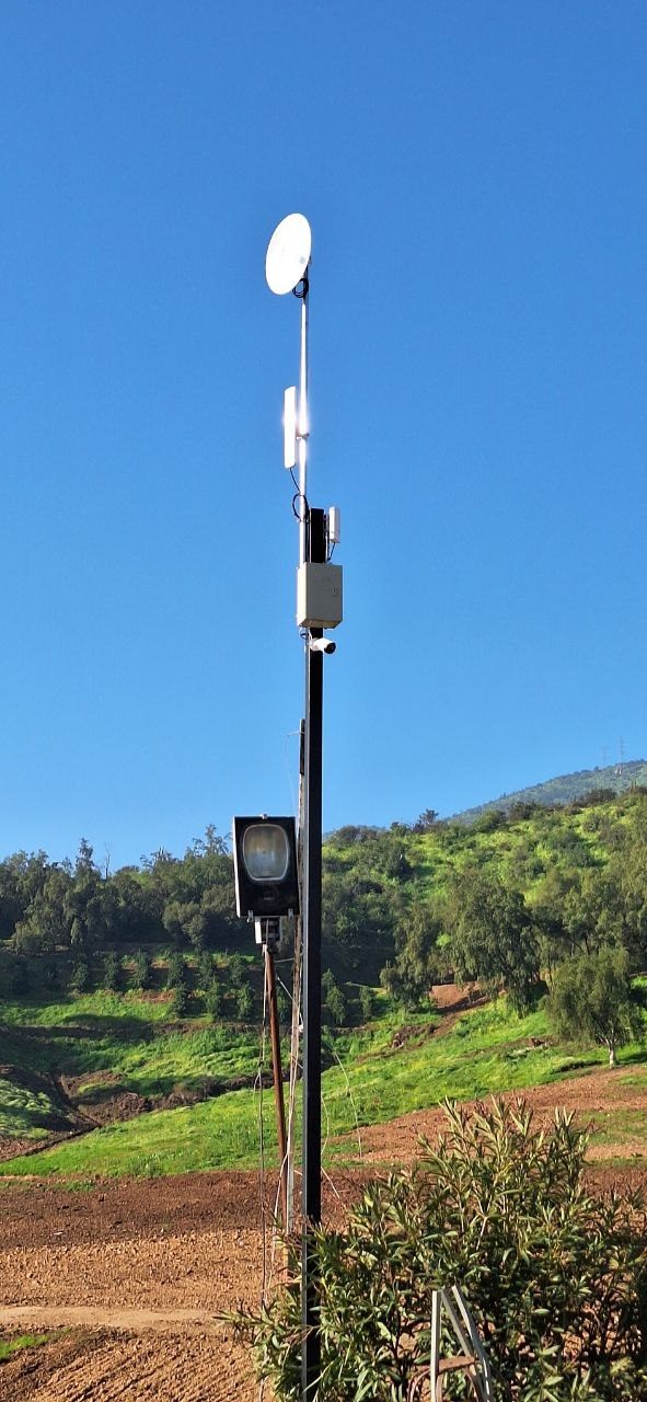 Poste de vigilancia con cámara y antena